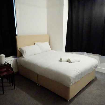 Gatwick Birchwood Lodge With Holiday Parking Horley Bagian luar foto