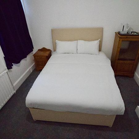 Gatwick Birchwood Lodge With Holiday Parking Horley Bagian luar foto