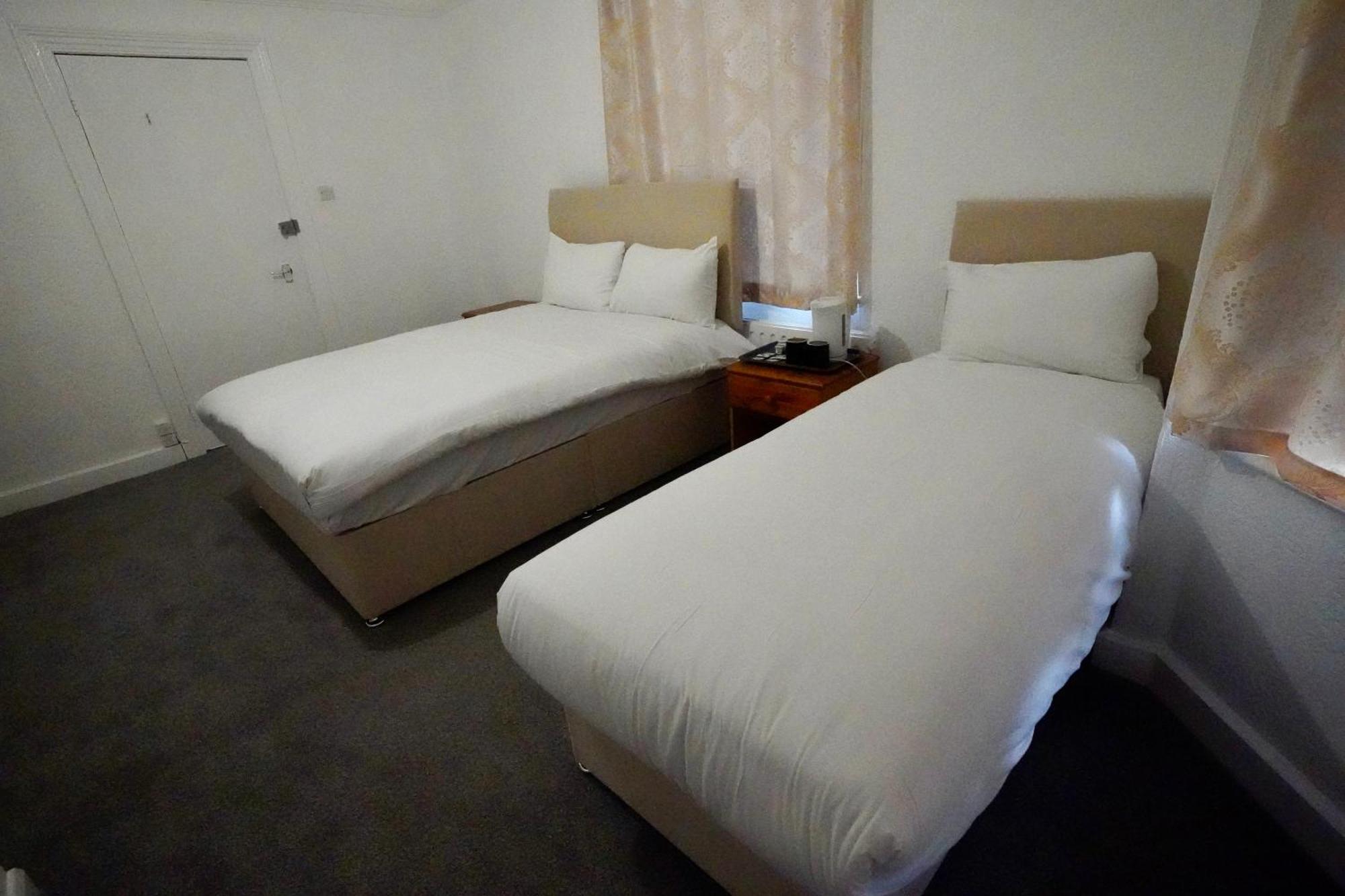 Gatwick Birchwood Lodge With Holiday Parking Horley Bagian luar foto