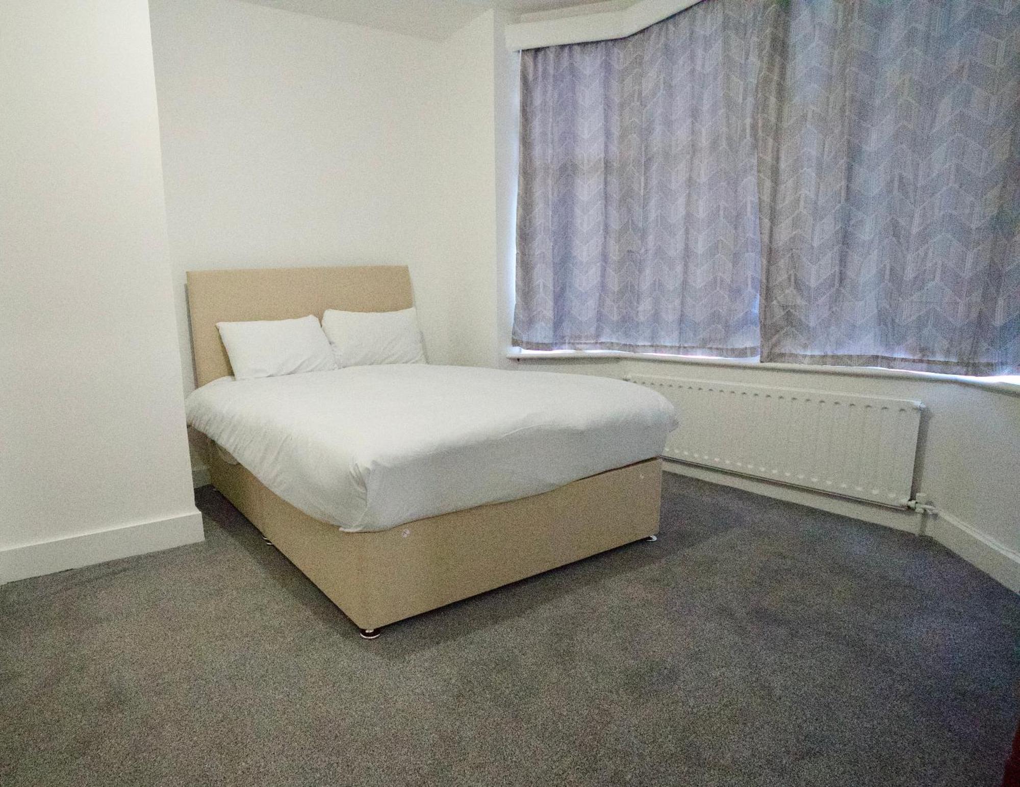 Gatwick Birchwood Lodge With Holiday Parking Horley Bagian luar foto