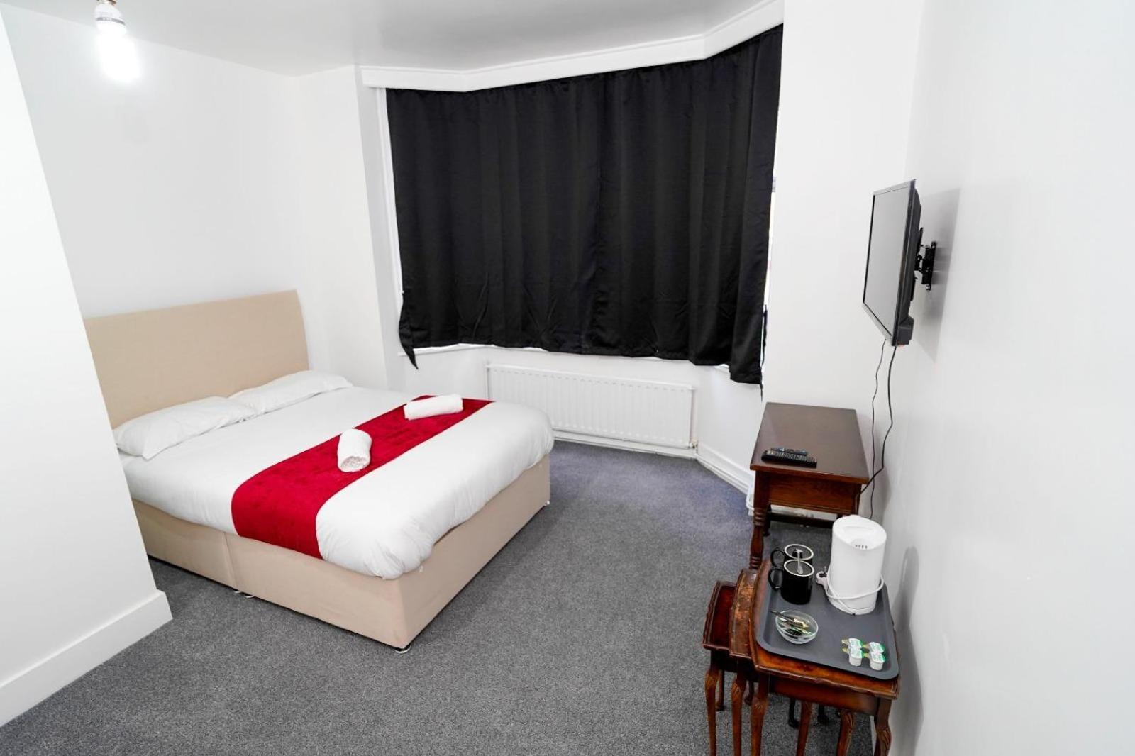 Gatwick Birchwood Lodge With Holiday Parking Horley Bagian luar foto