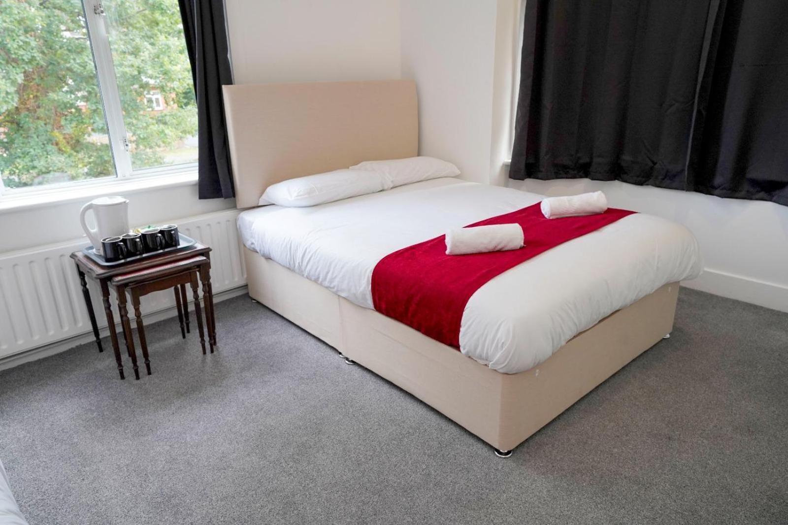 Gatwick Birchwood Lodge With Holiday Parking Horley Bagian luar foto