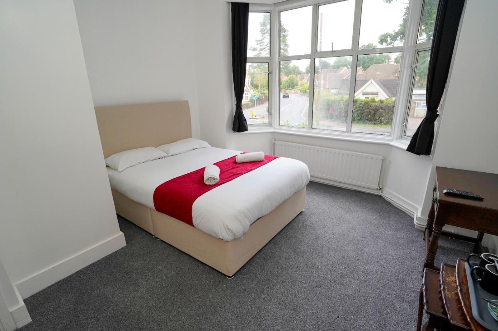 Gatwick Birchwood Lodge With Holiday Parking Horley Bagian luar foto