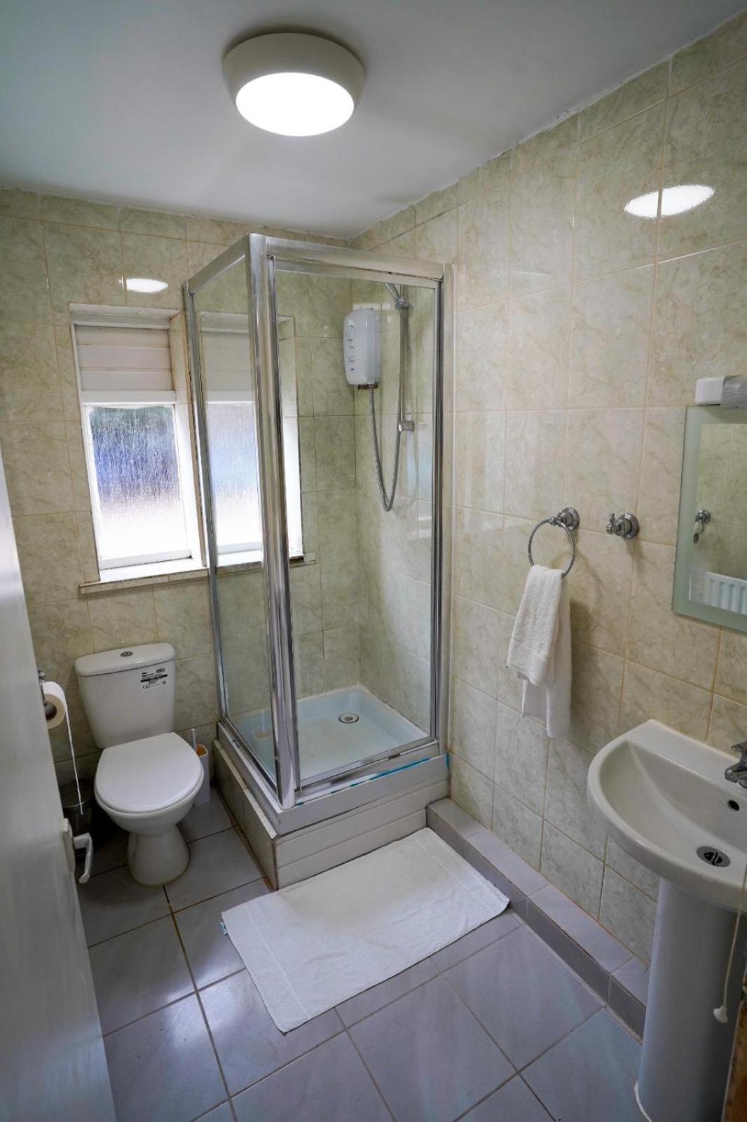 Gatwick Birchwood Lodge With Holiday Parking Horley Bagian luar foto