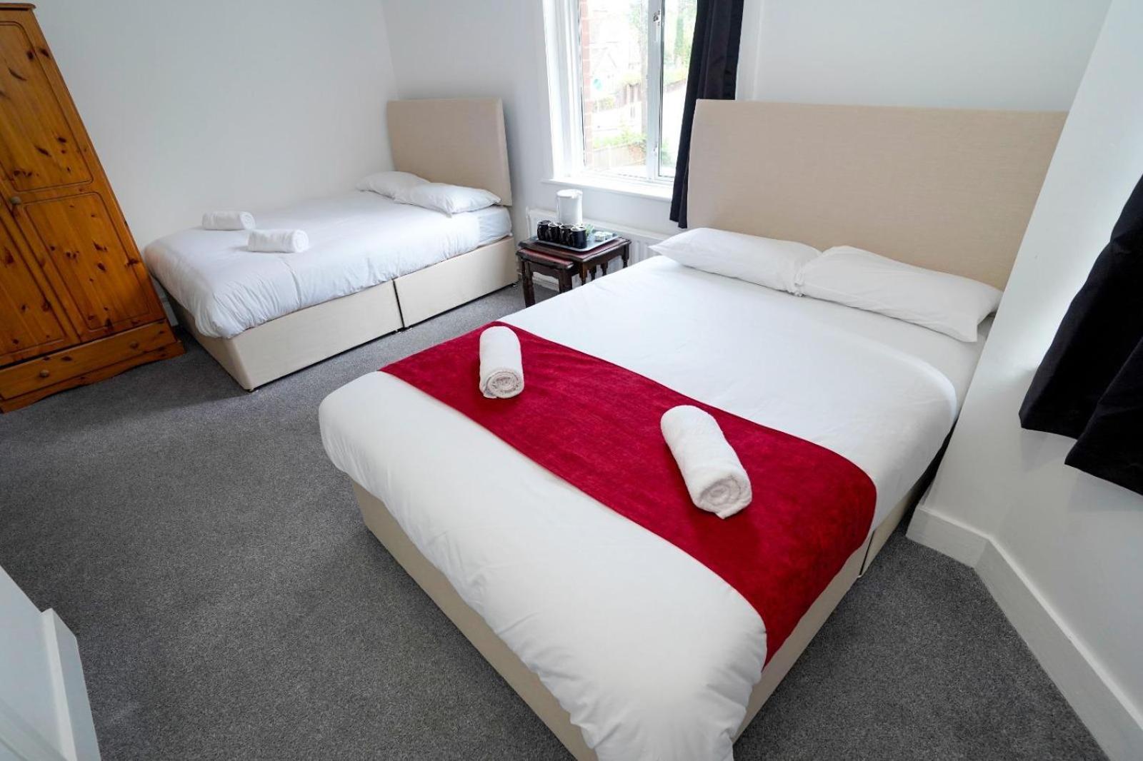 Gatwick Birchwood Lodge With Holiday Parking Horley Bagian luar foto